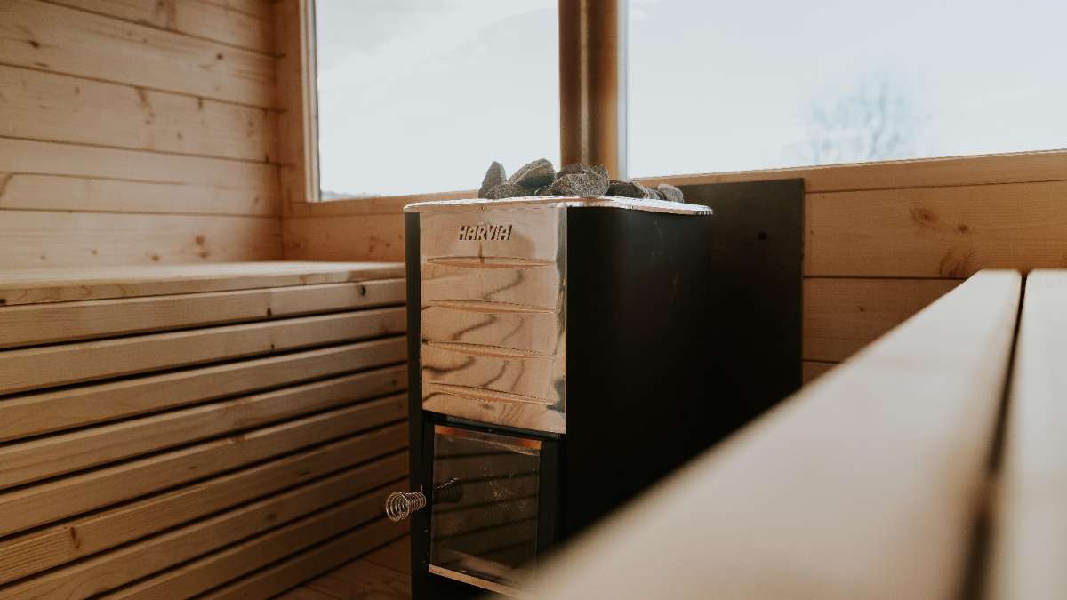 Exklusive Außensauna "Honey" aus Fichte im skandinavischen Design, ideal für Wellness im Garten, von Tiny4You