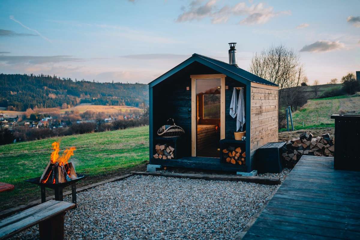 Exklusive Außensauna "Honey" aus Fichte von Tiny4You, skandinavisches Design, Wellness und Holzoptik im Garten.