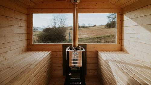 Exklusive Außensauna "Honey" aus Fichte im skandinavischen Design von Tiny4You, ideal für Wellness im Garten.